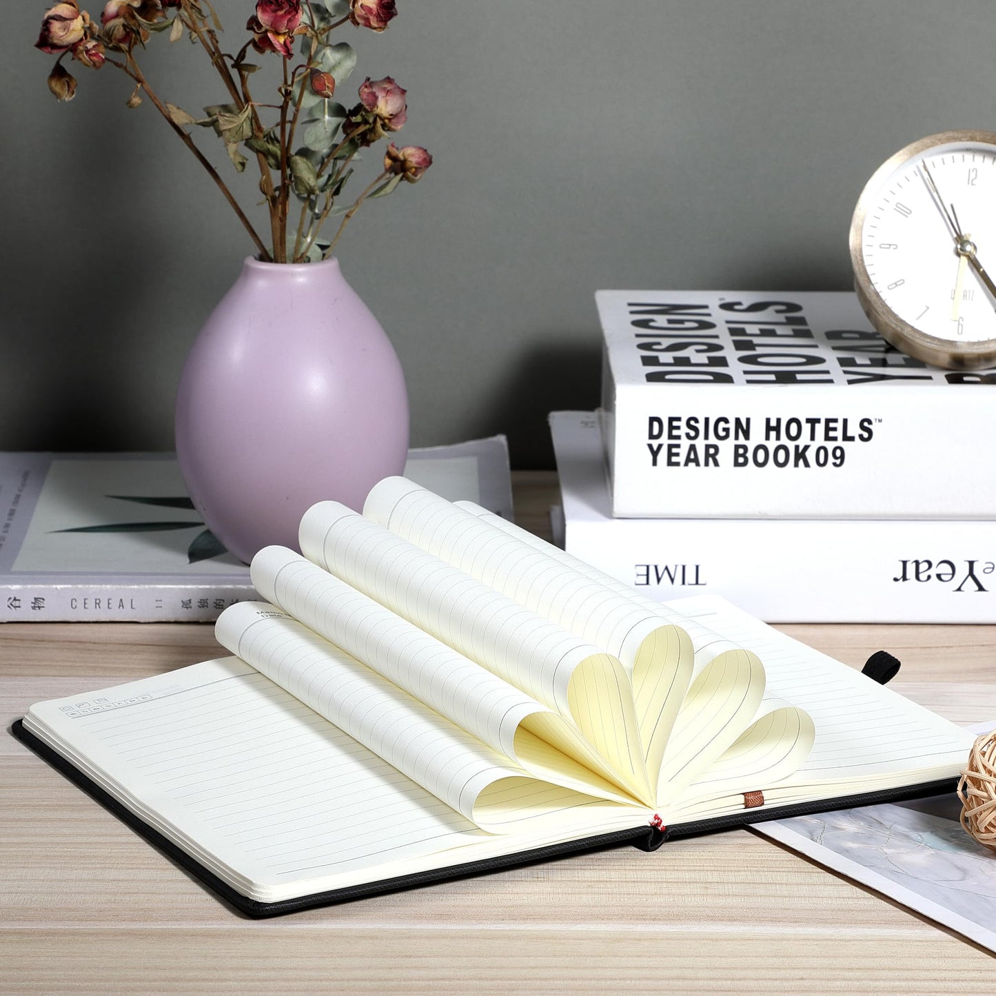 CAGIE Cuaderno forrado para el trabajo, 196 páginas, 5.7" x 8.3", cuadernos de tapa dura para escribir mujeres y hombres, diario para tomar notas con lazo para bolígrafo (rayas negras), regalos
