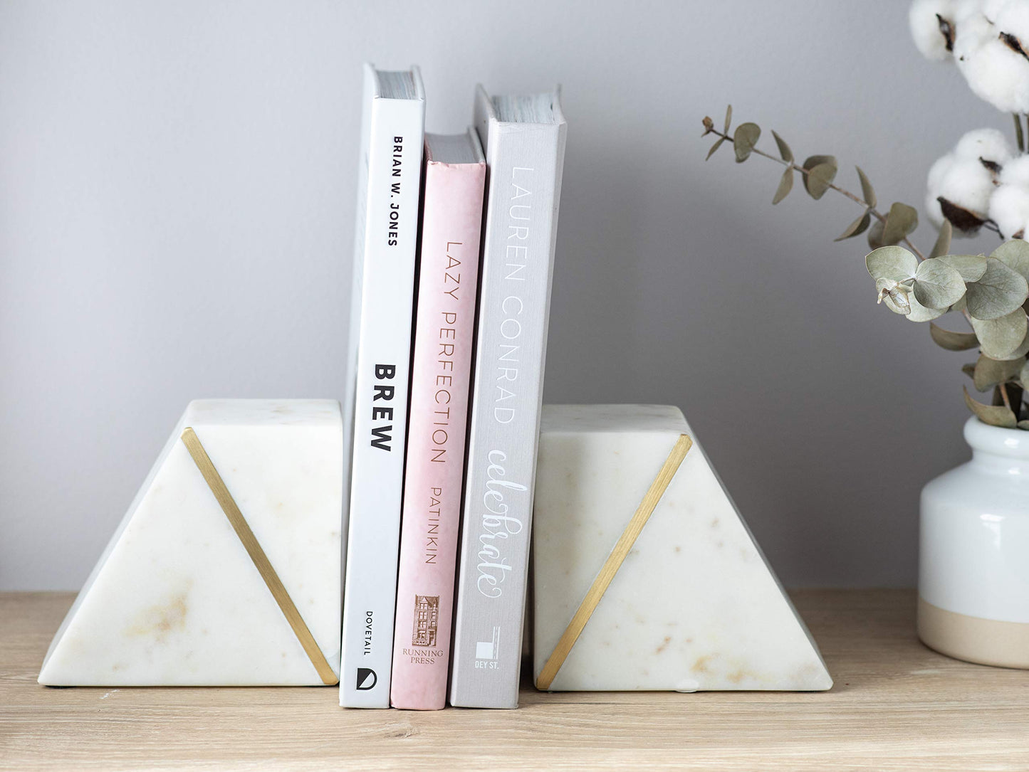 Cork & Mill Sujetalibros de mármol para estantes, sujetalibros decorativos para libros pesados, sujetalibros modernos únicos de mediados de siglo en blanco y dorado con incrustaciones de latón, tapón para estantería resistente, juego de 2