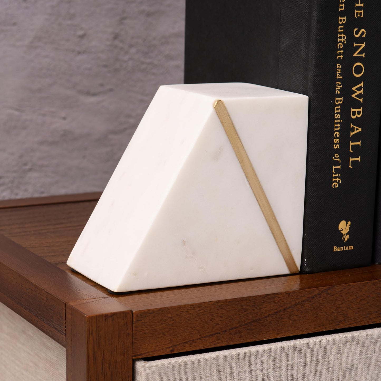Cork & Mill Sujetalibros de mármol para estantes, sujetalibros decorativos para libros pesados, sujetalibros modernos únicos de mediados de siglo en blanco y dorado con incrustaciones de latón, tapón para estantería resistente, juego de 2