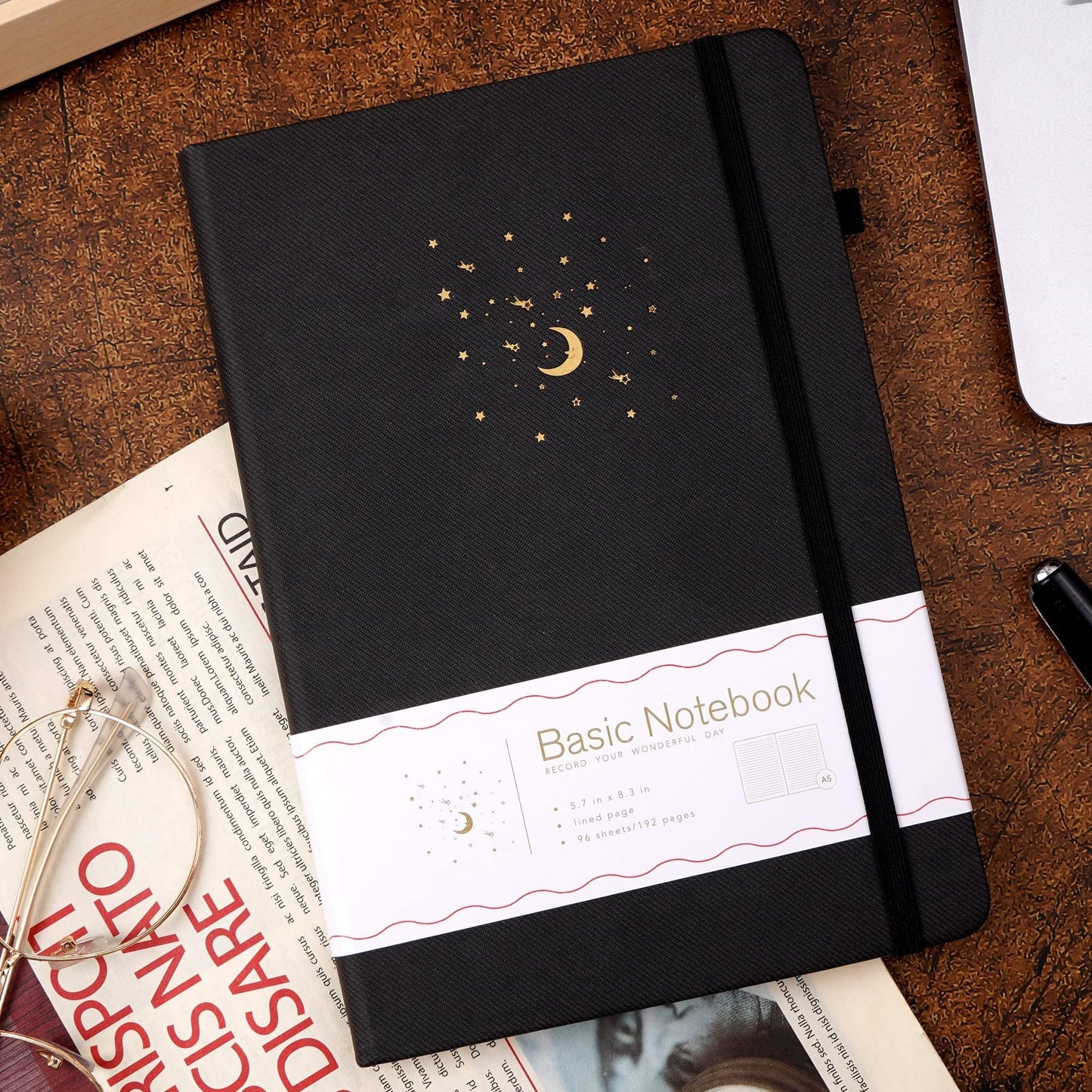 CAGIE Cuaderno forrado para el trabajo, 196 páginas, 5.7" x 8.3", cuadernos de tapa dura para escribir mujeres y hombres, diario para tomar notas con lazo para bolígrafo (rayas negras), regalos